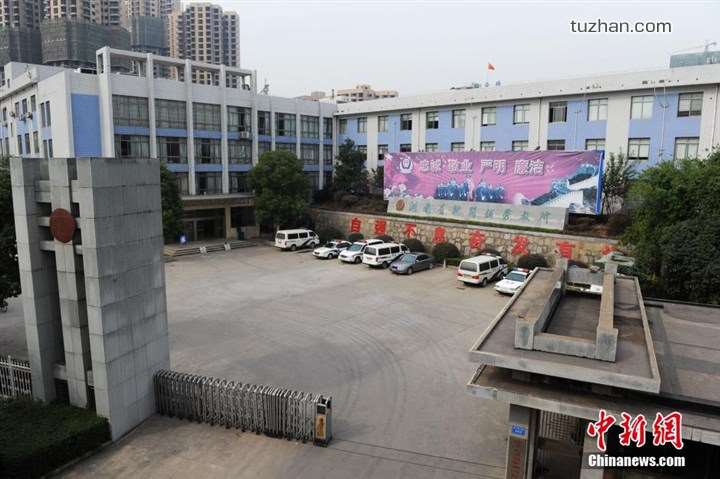 長沙市坪塘勞動教養(yǎng)管理所采購我公司定制生產(chǎn)的11KW二用一備自來水加壓泵站一套，本設(shè)備供水范圍為5公里，供水人數(shù)為3600人，目前本自來水加壓泵站運(yùn)行平穩(wěn)，高效節(jié)能，受到了管理所的一致好評！